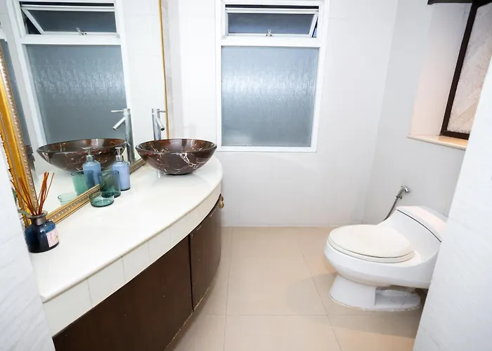 Low-rise House For Groups Near Bts & Emdistrict For Spacious Cozy Сasa de vacaciones